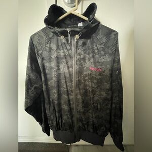 Bench Men’s Windbreaker Jacket Small S Grey Camo Adjustable Hood Pink Logo